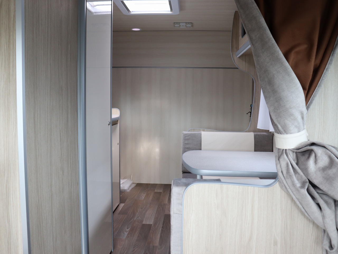 キャンピングカートレーラー