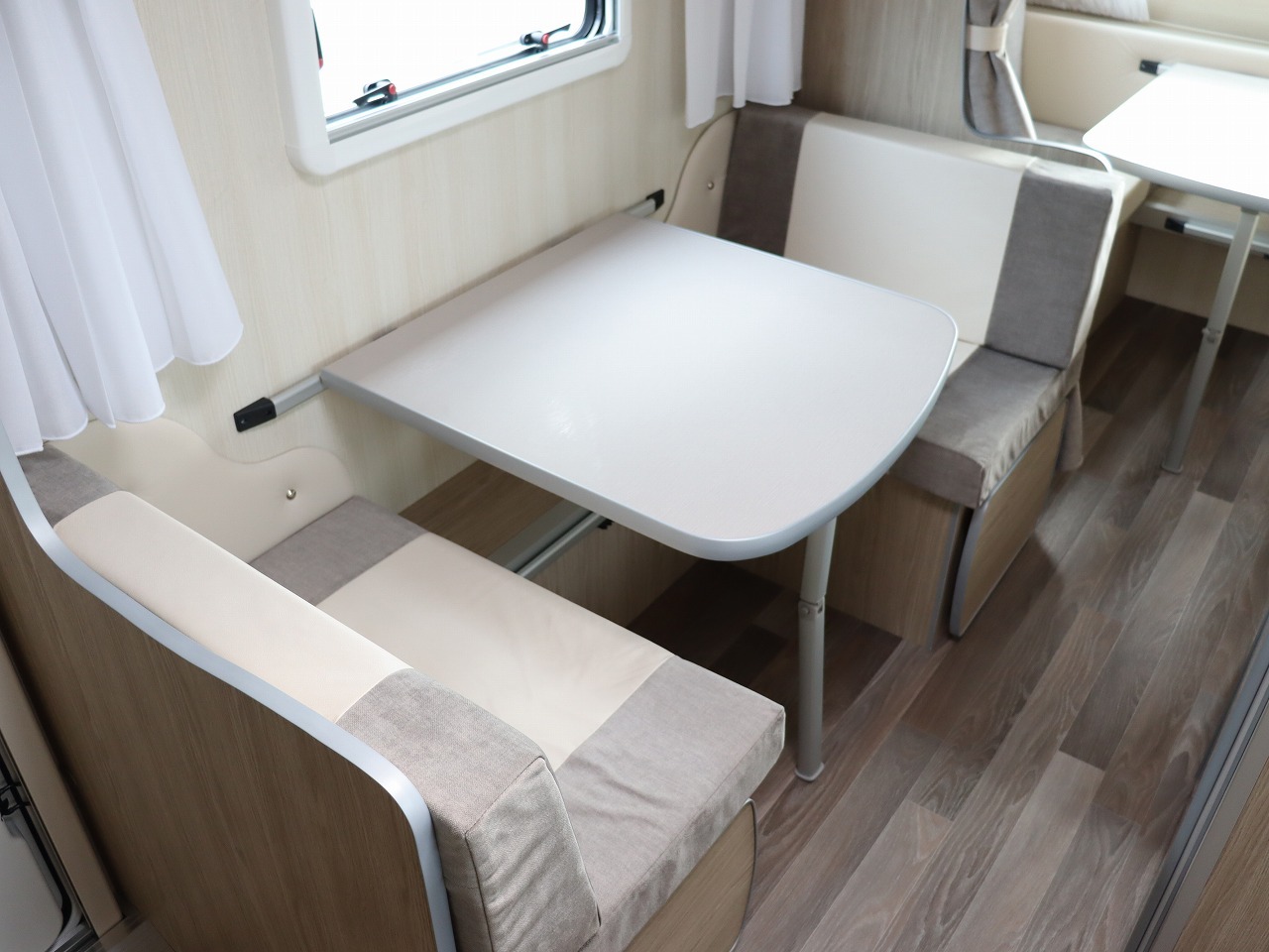 キャンピングカートレーラー