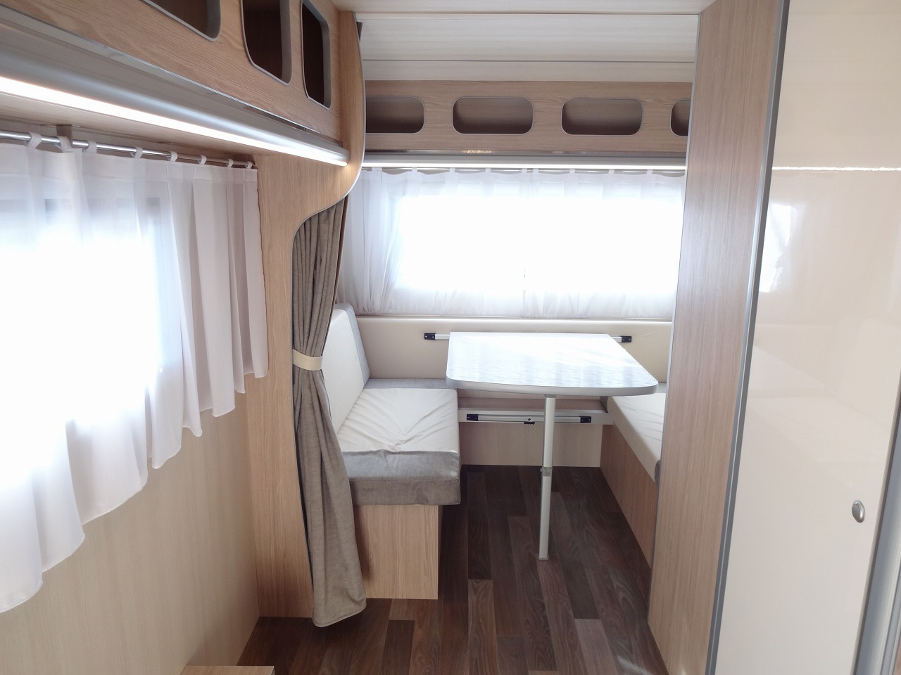 キャンピングカートレーラー