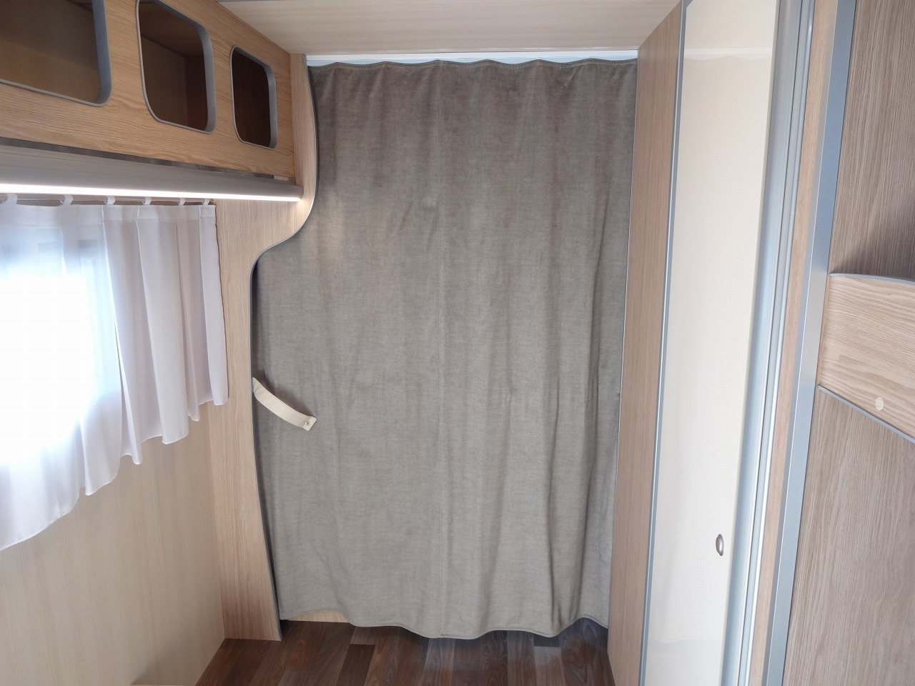 キャンピングカートレーラー