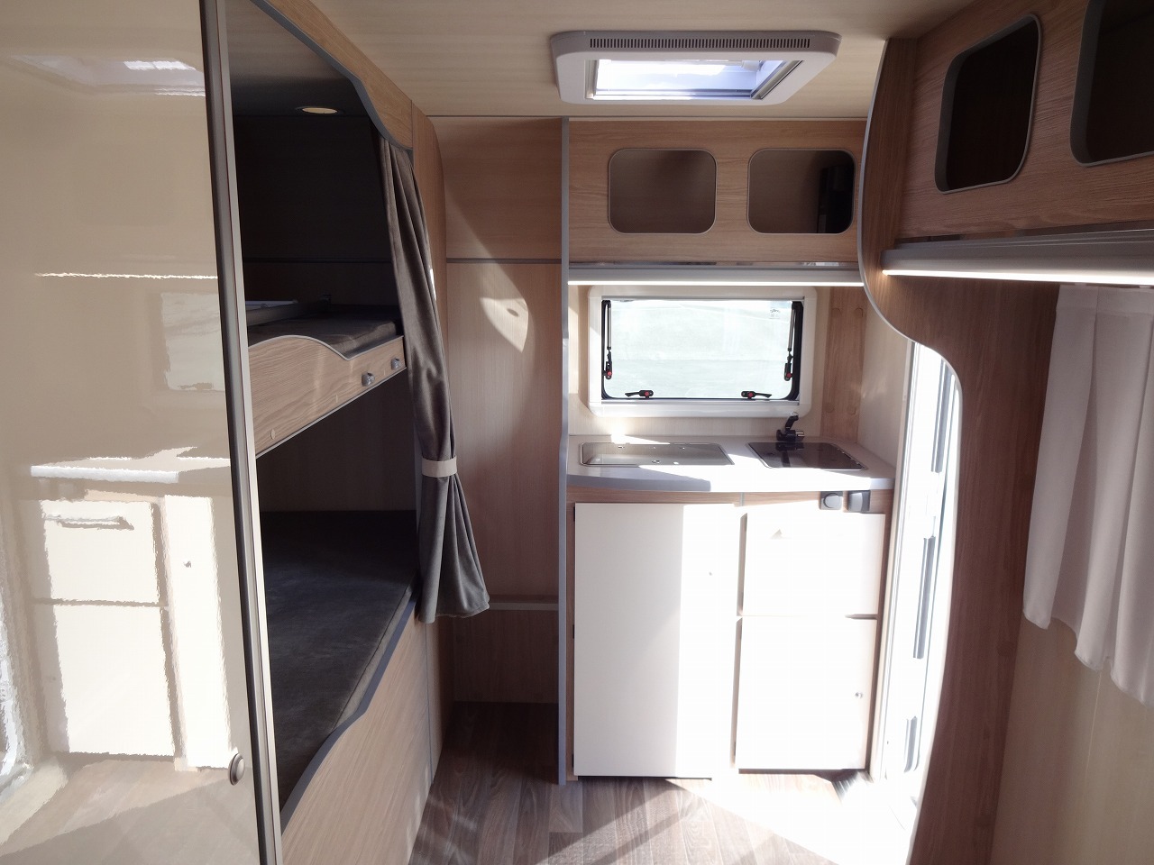 キャンピングカートレーラー