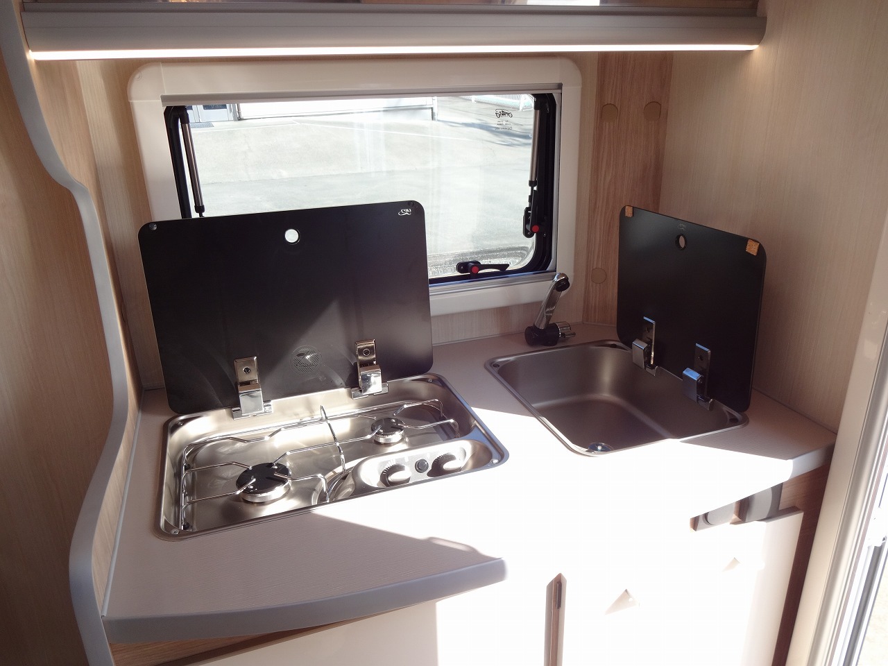 キャンピングカートレーラー