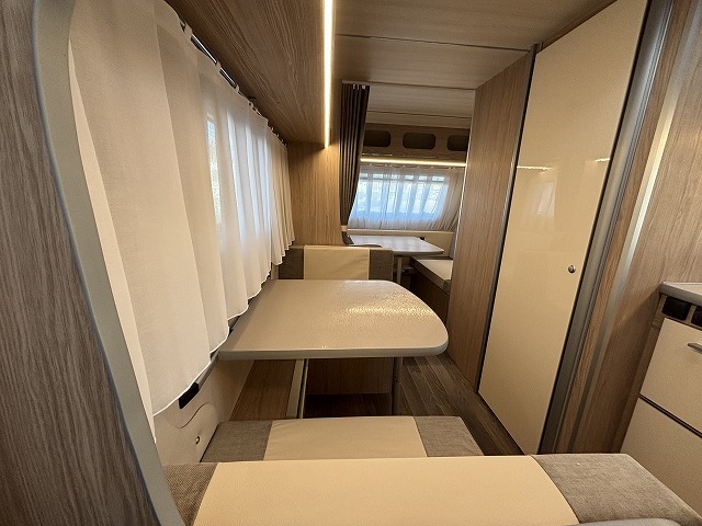 キャンピングカートレーラー