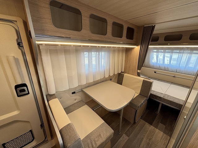 キャンピングカートレーラー