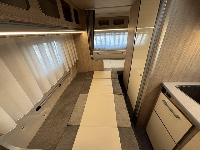 キャンピングカートレーラー