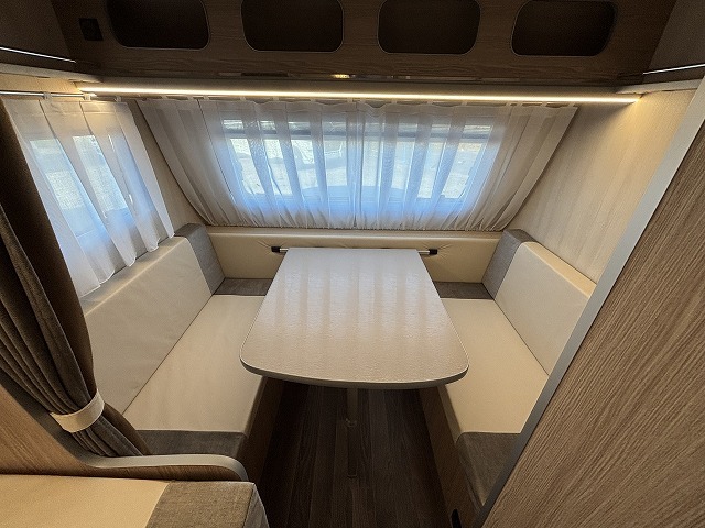 キャンピングカートレーラー