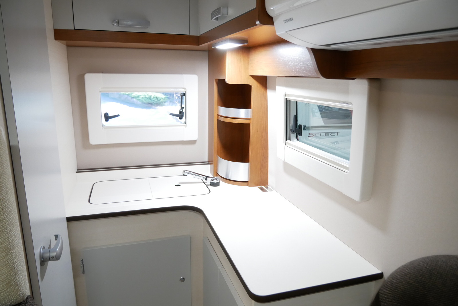 キャンピングカーキャブコン