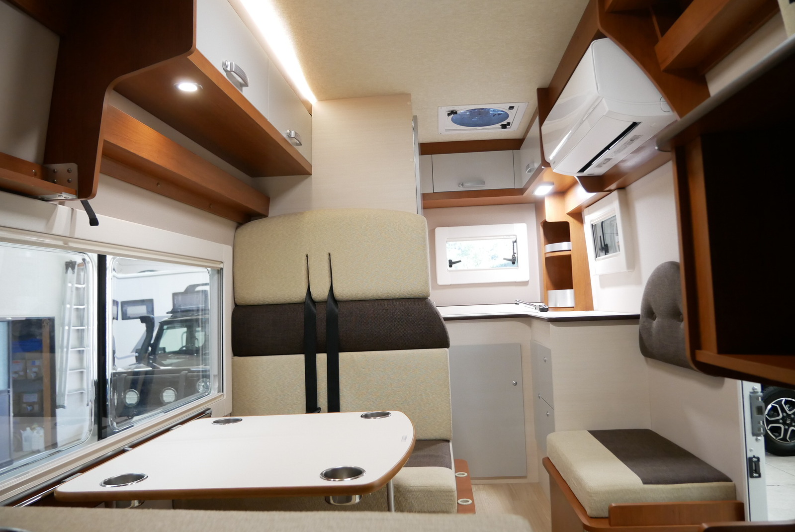 キャンピングカーキャブコン