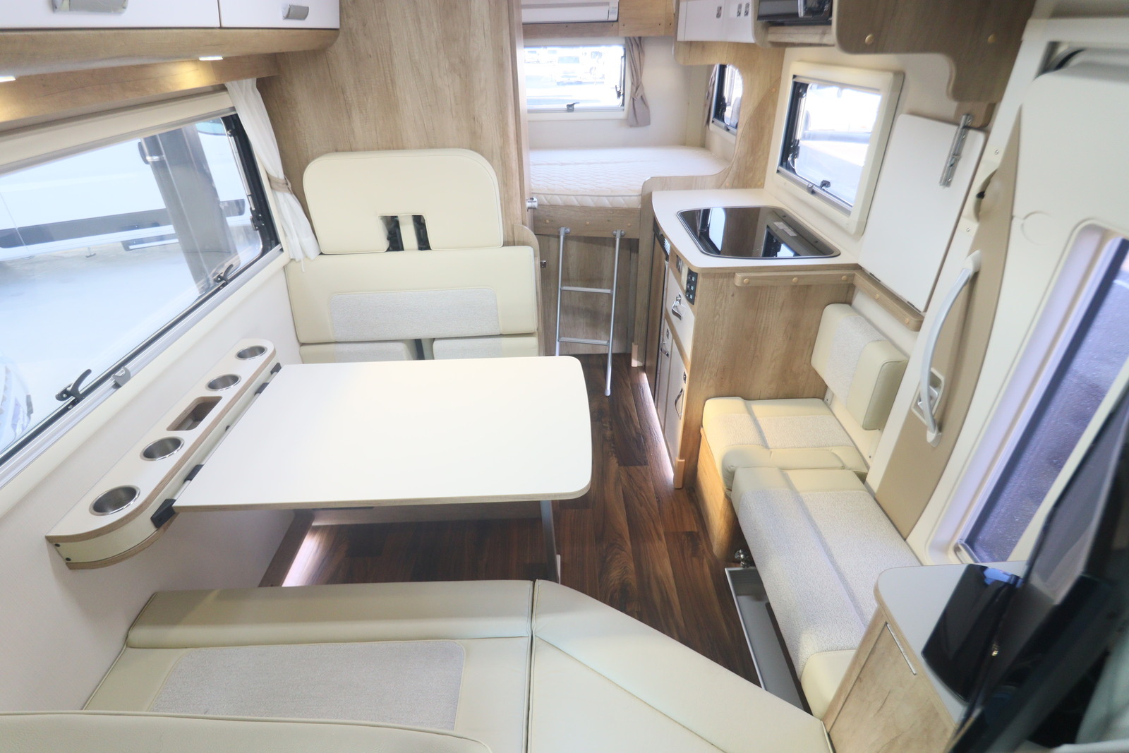 キャンピングカーキャブコン