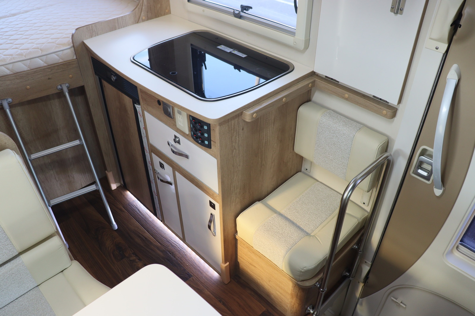 キャンピングカーキャブコン