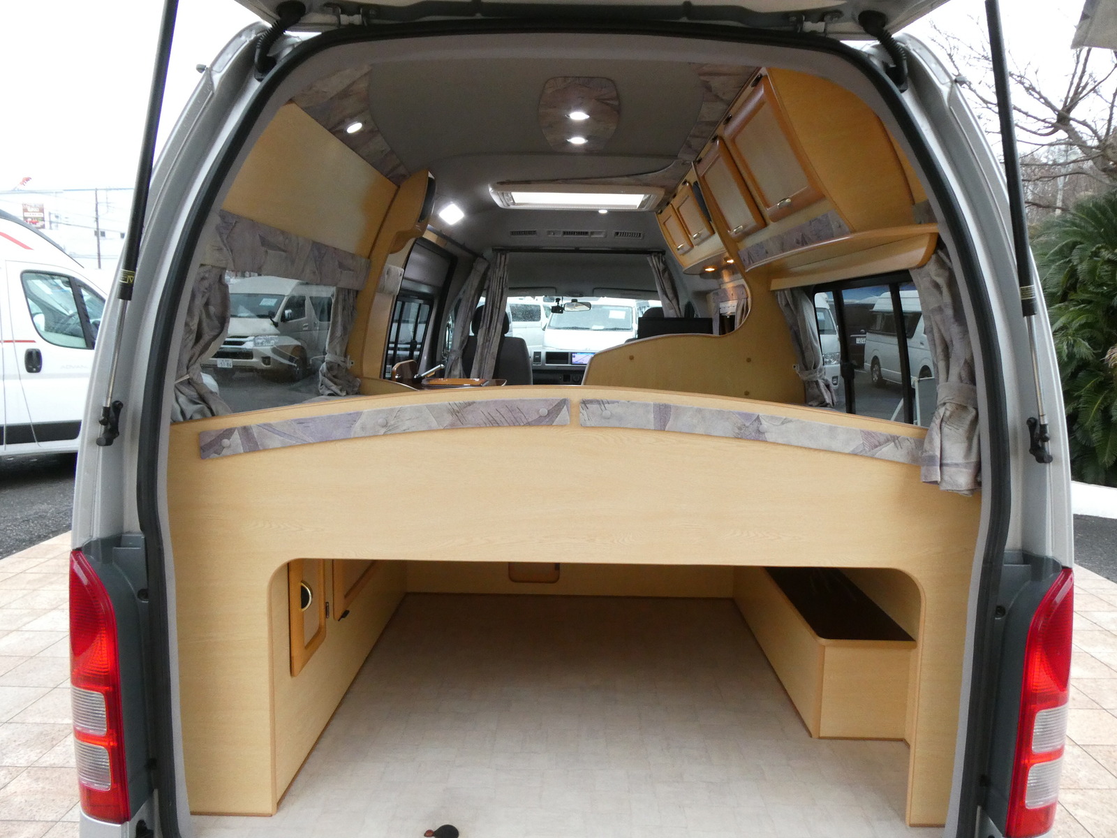 キャンピングカーバンコン