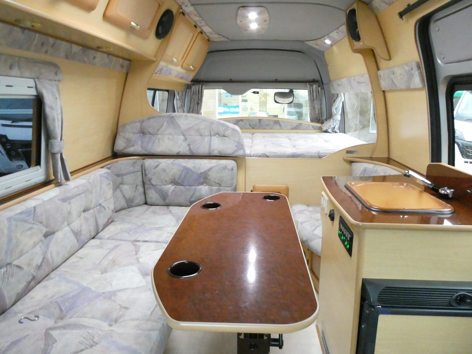 キャンピングカーバンコン