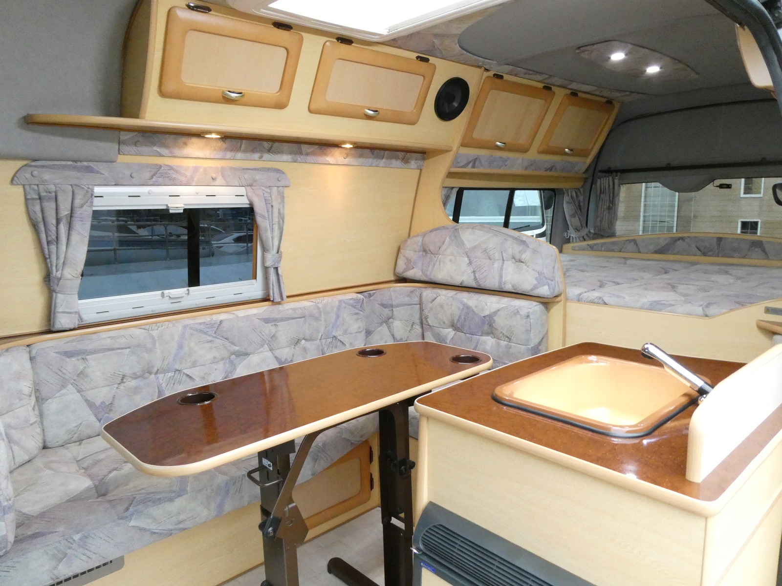 キャンピングカーバンコン