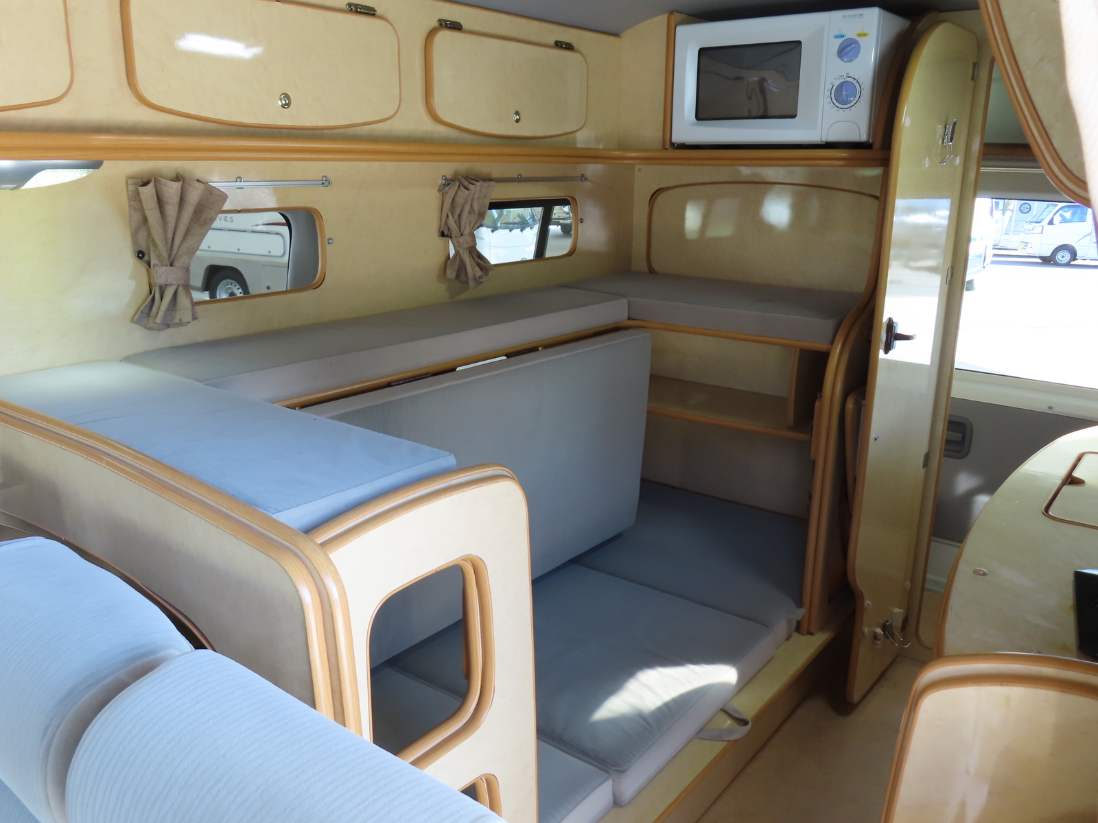 キャンピングカーバンコン