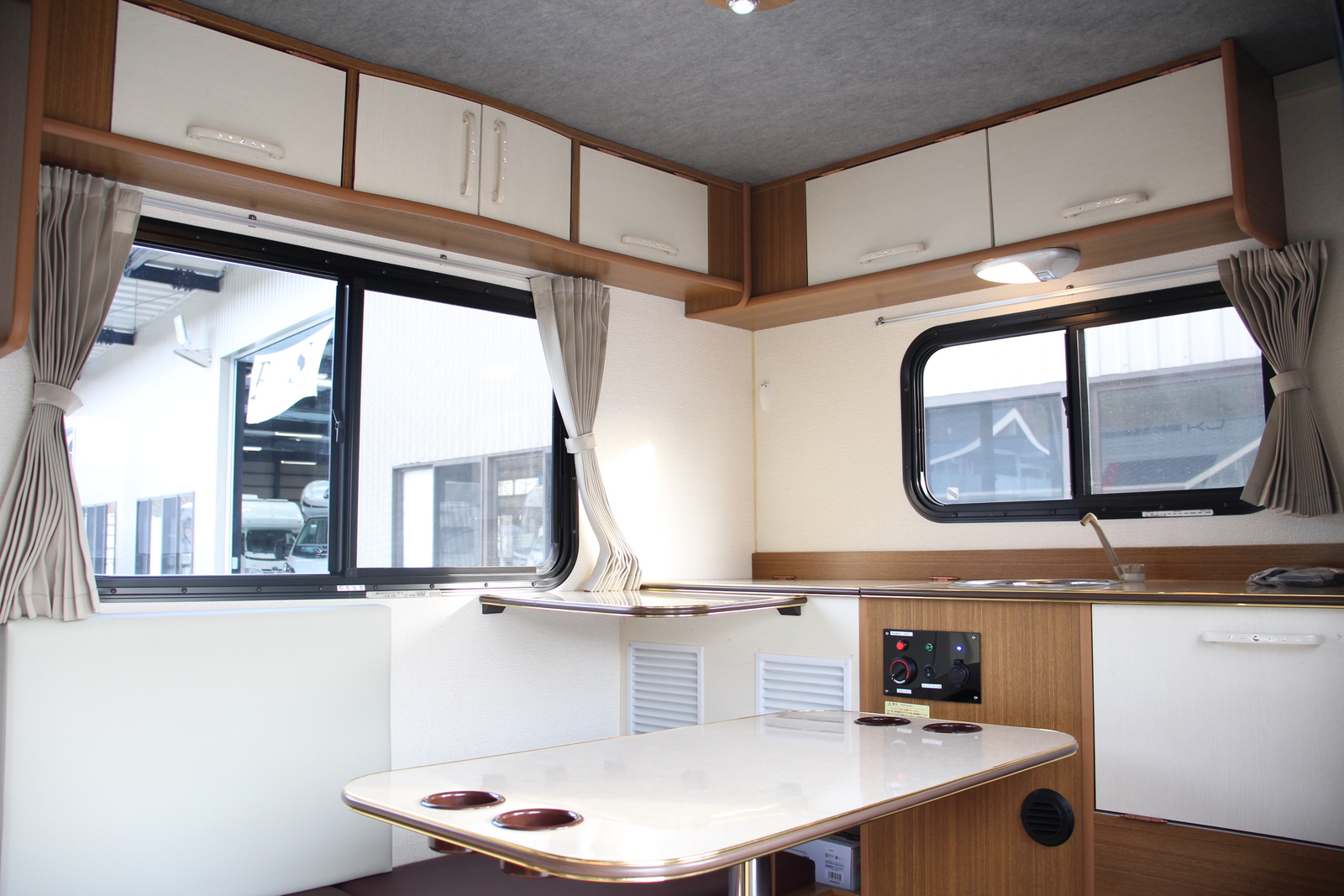 キャンピングカー軽キャンパー