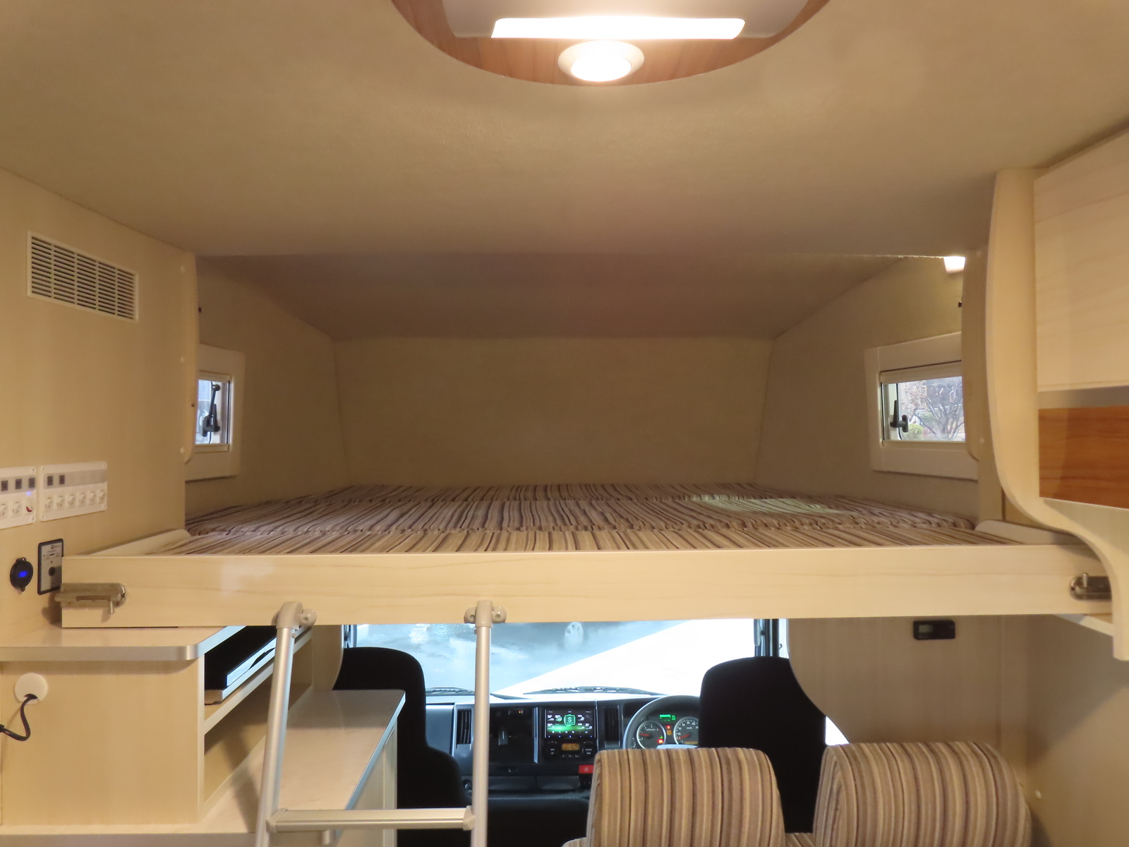 キャンピングカーキャブコン