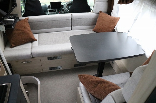 キャンピングカーキャブコン