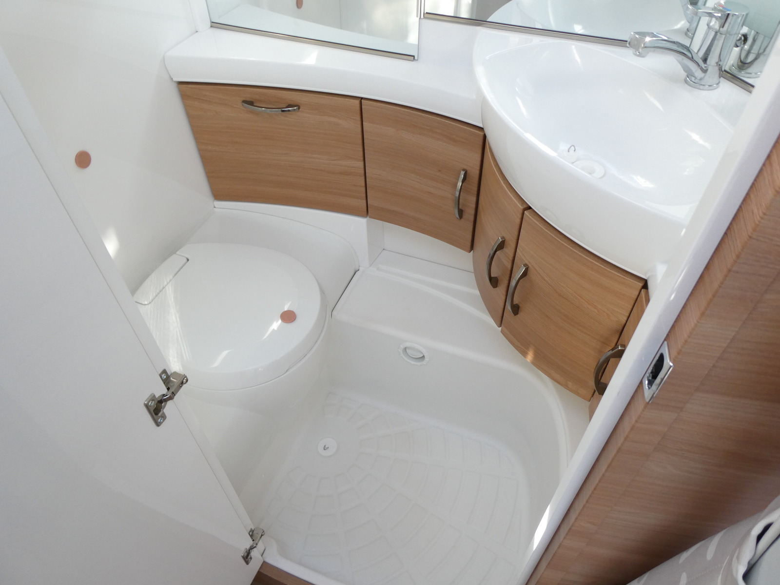 キャンピングカートレーラー