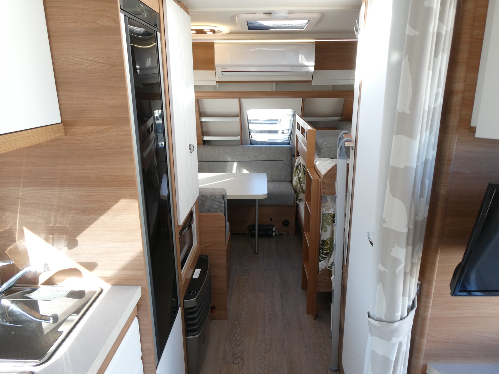 キャンピングカートレーラー