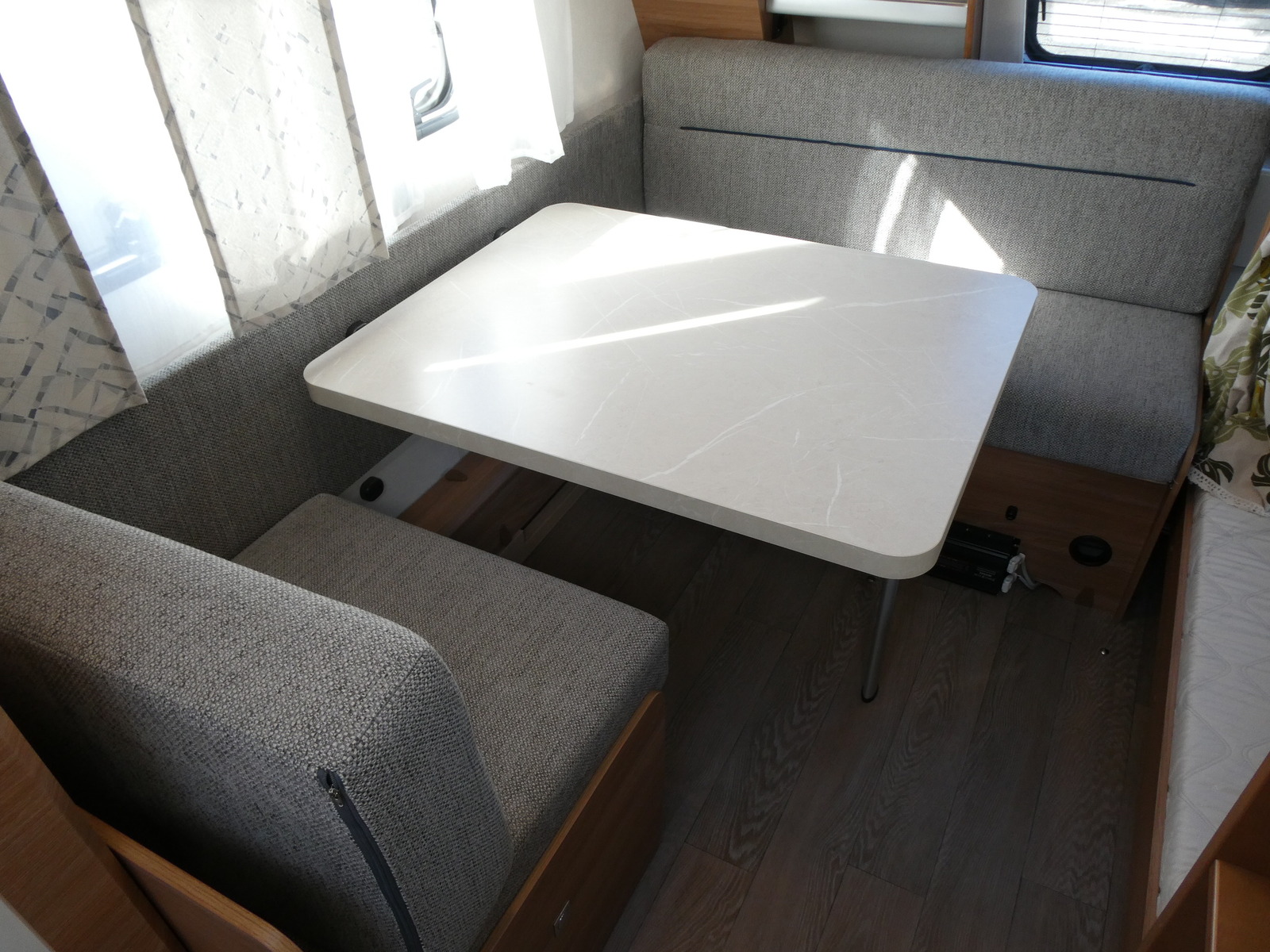 キャンピングカートレーラー