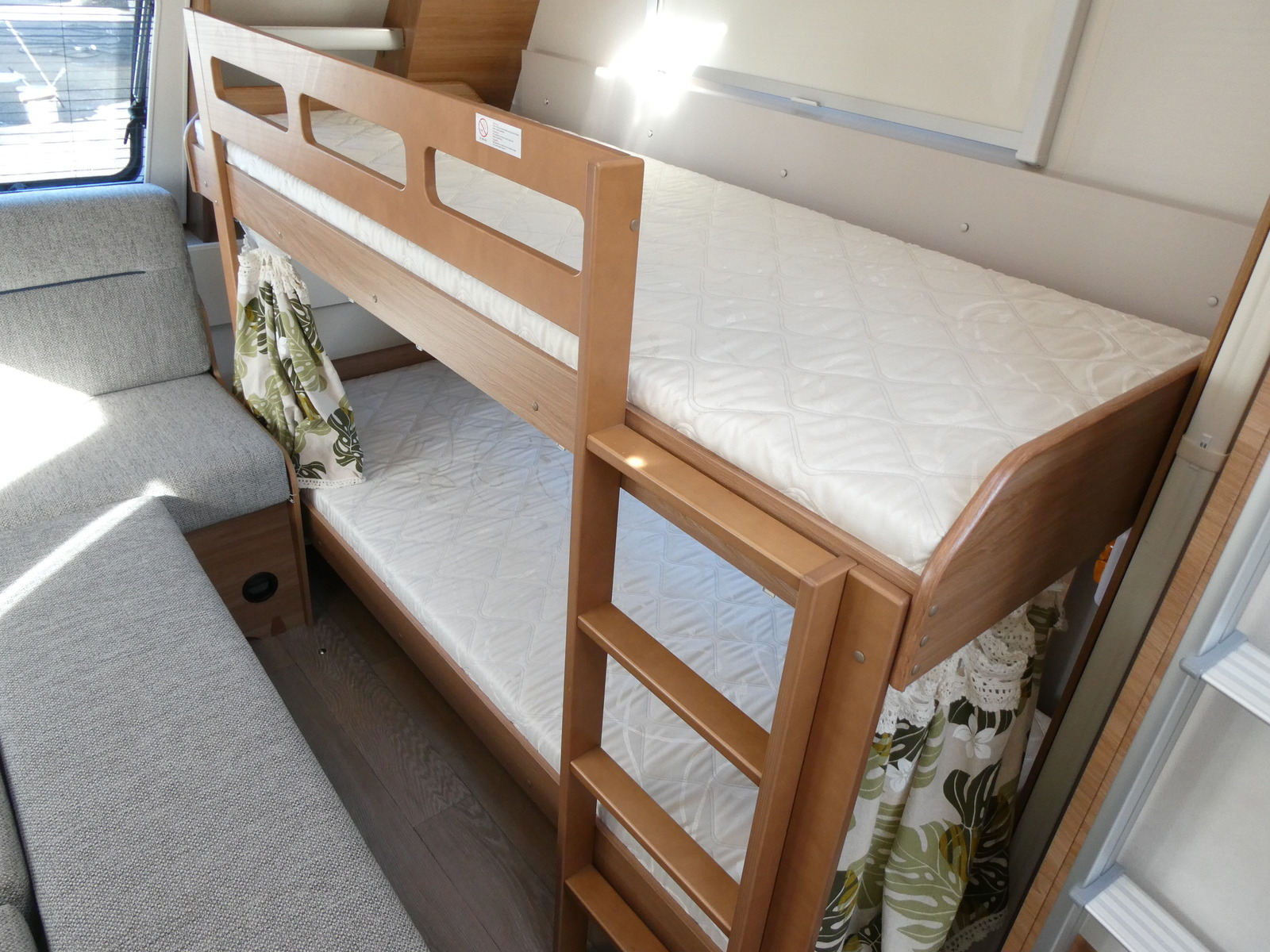 キャンピングカートレーラー