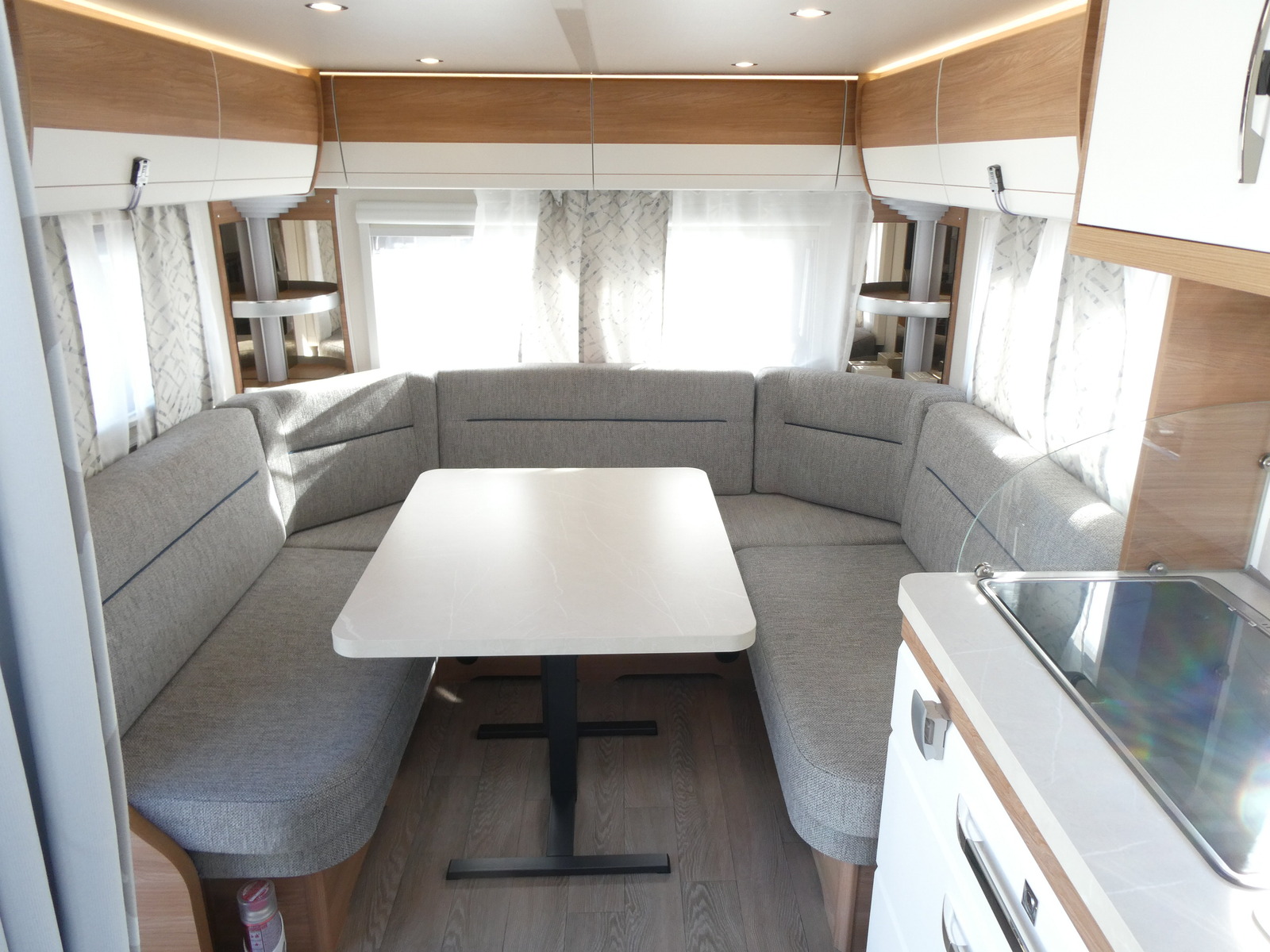 キャンピングカートレーラー