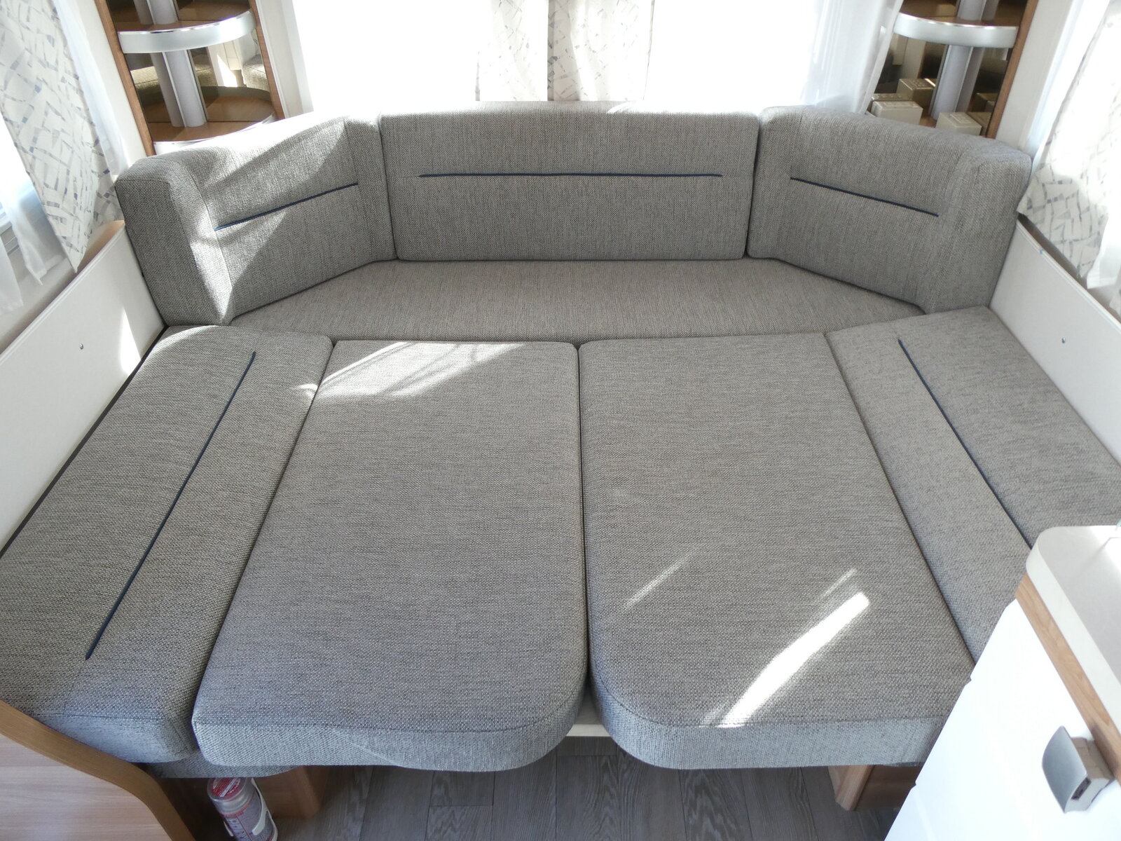 キャンピングカートレーラー