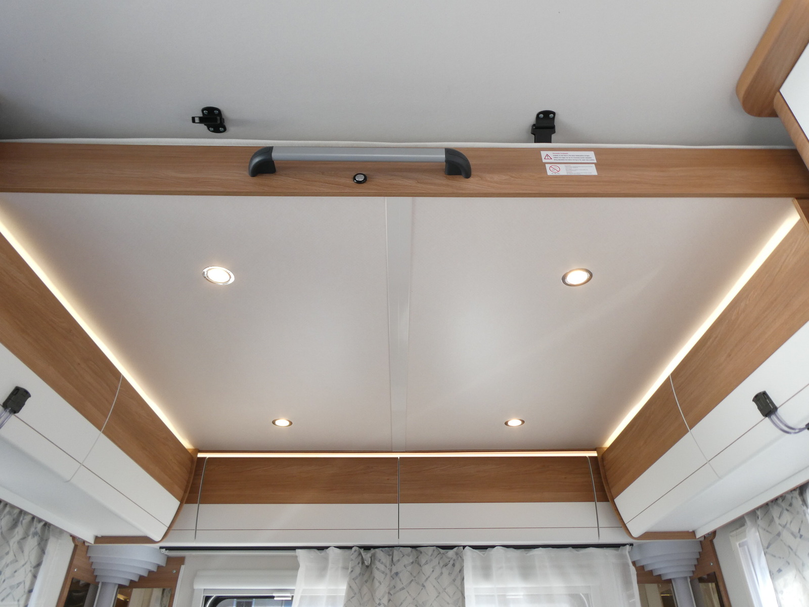 キャンピングカートレーラー