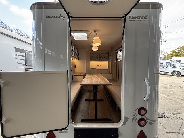 キャンピングカートレーラー