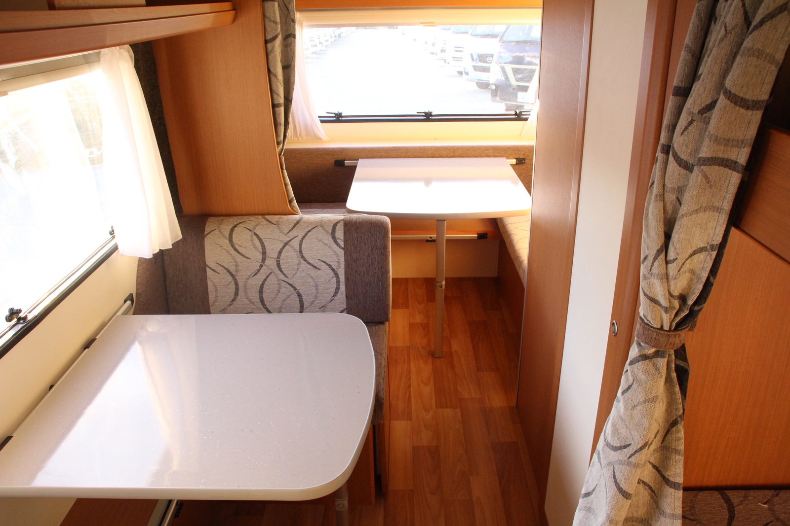 キャンピングカートレーラー