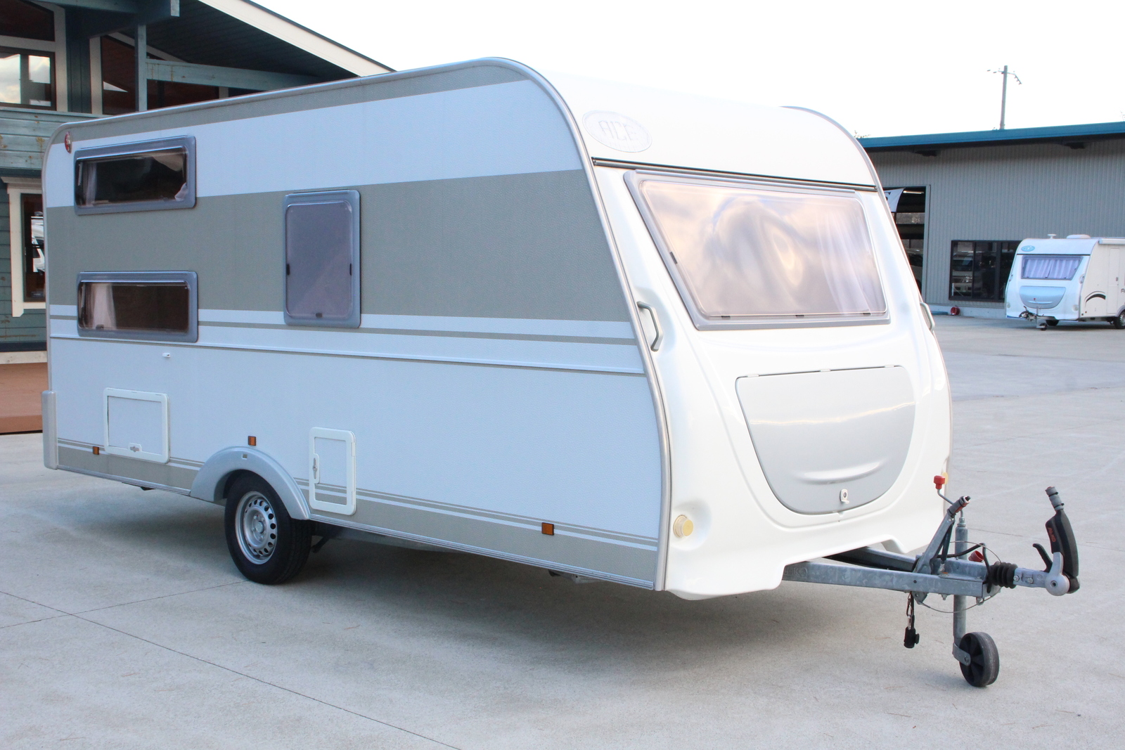 キャンピングカートレーラー