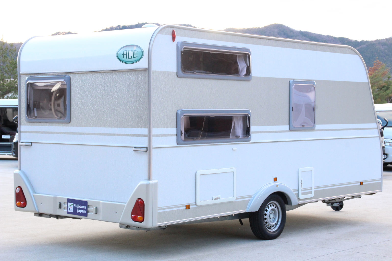 キャンピングカートレーラー