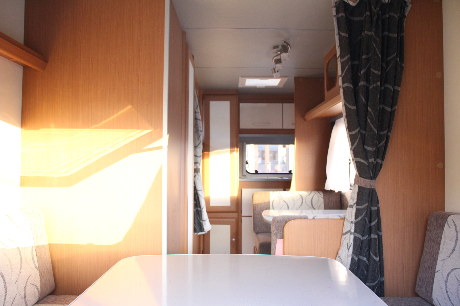 キャンピングカートレーラー