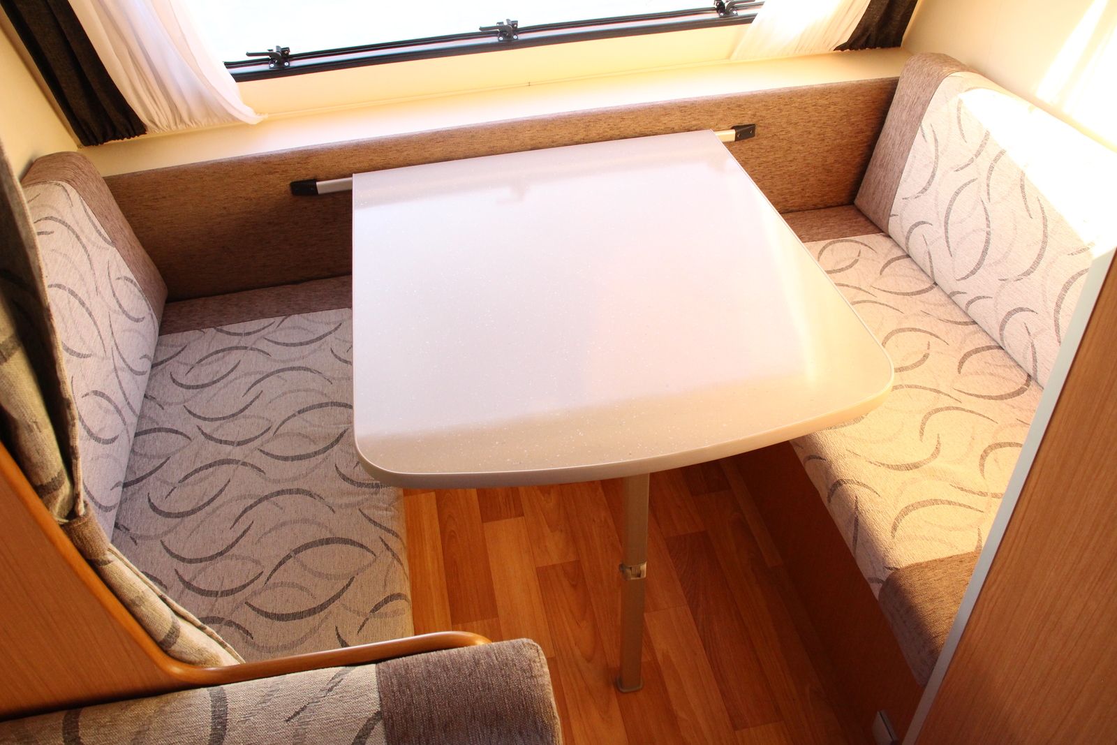 キャンピングカートレーラー