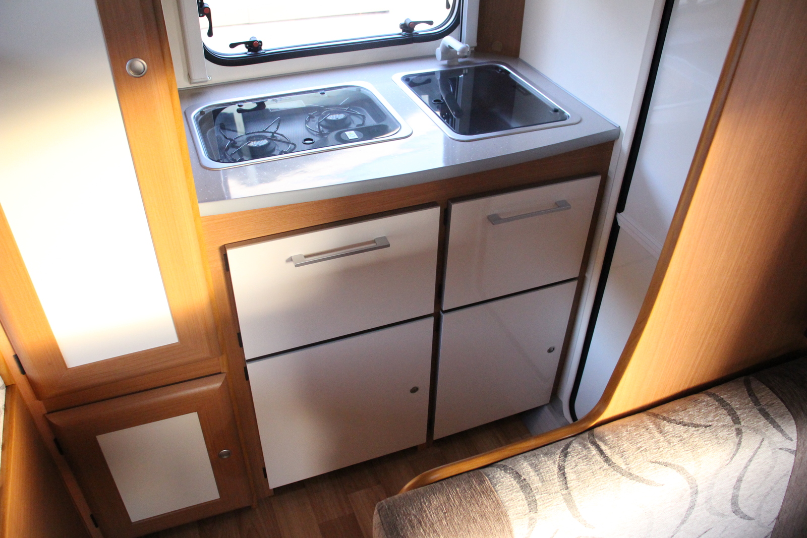 キャンピングカートレーラー