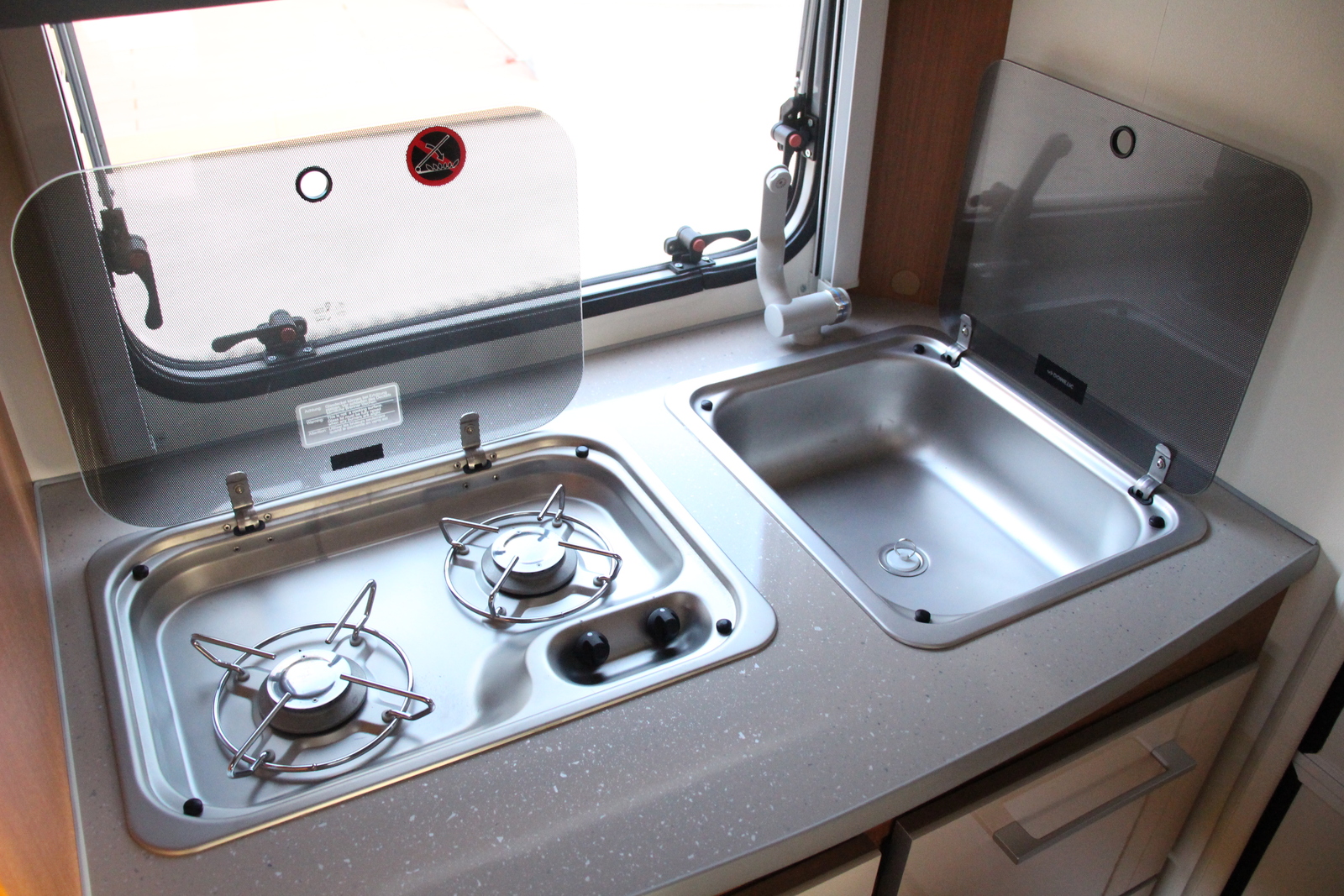 キャンピングカートレーラー