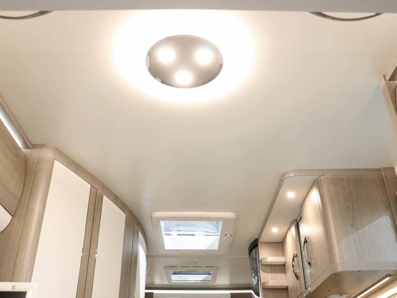 キャンピングカートレーラー