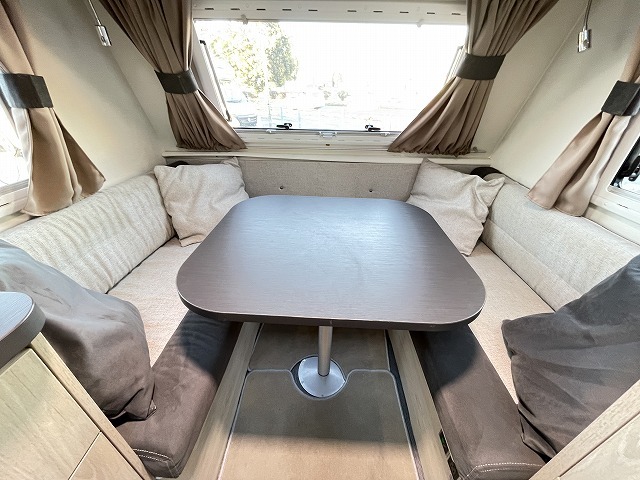 キャンピングカートレーラー