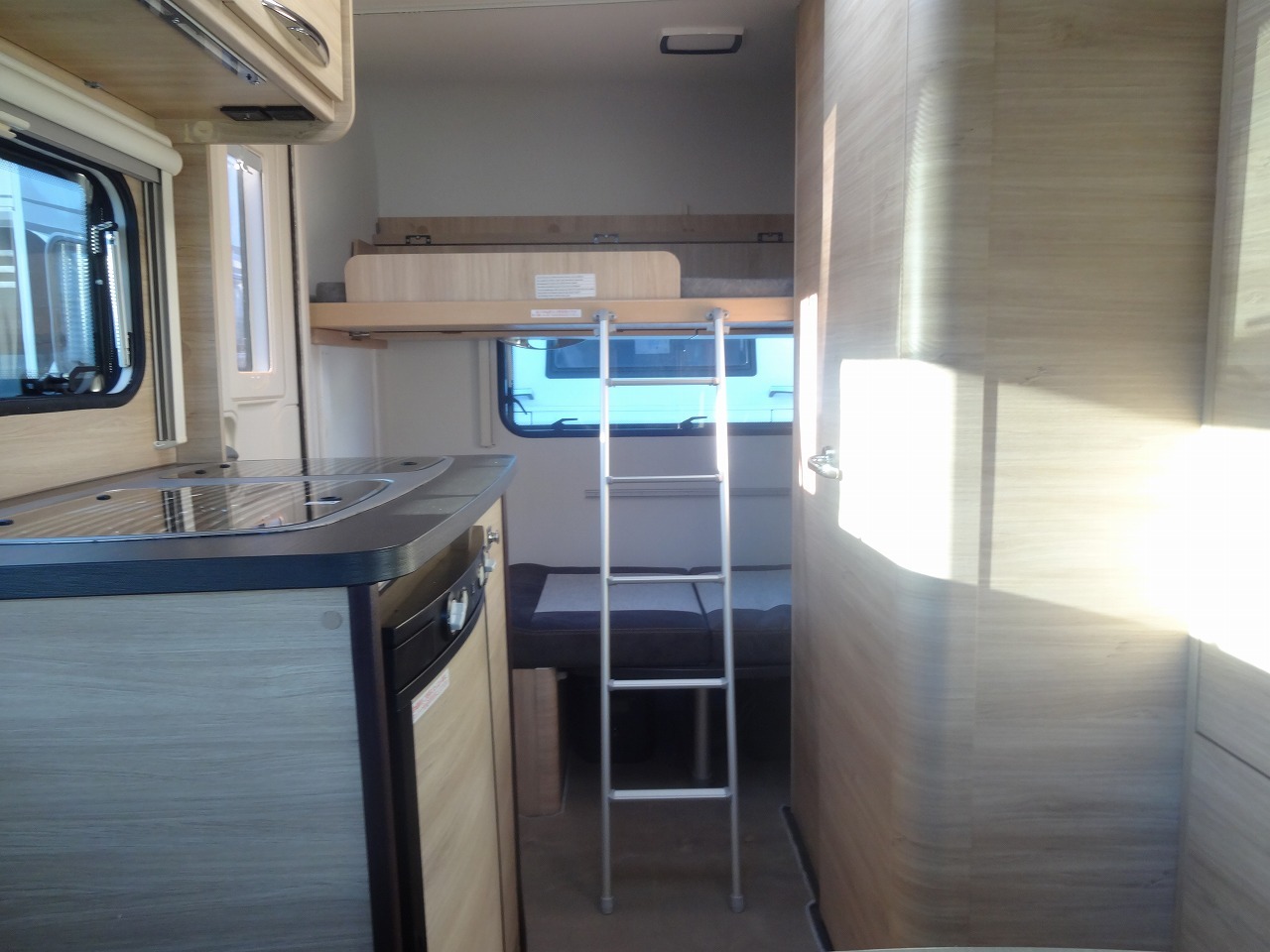 キャンピングカートレーラー