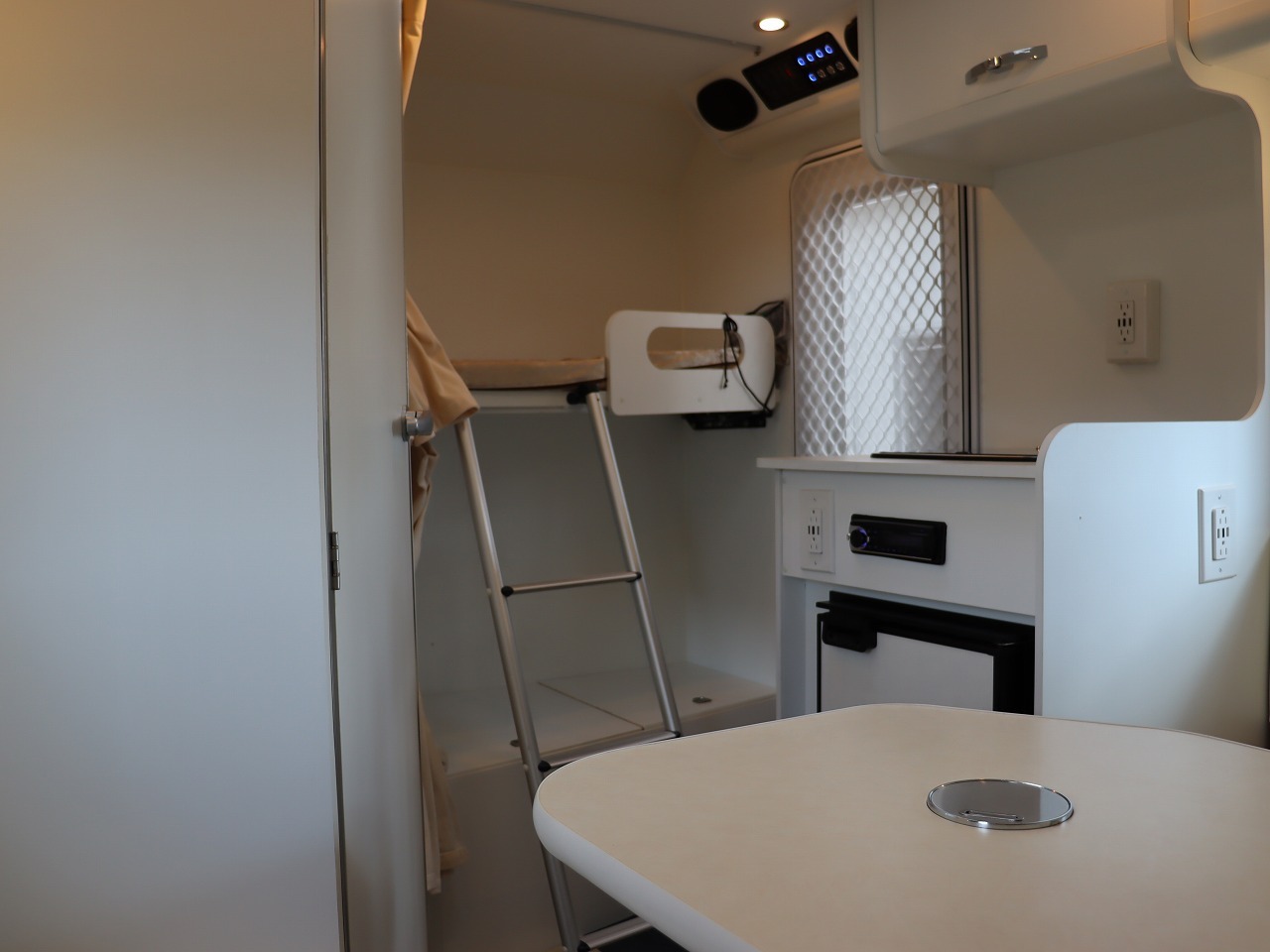 キャンピングカートレーラー