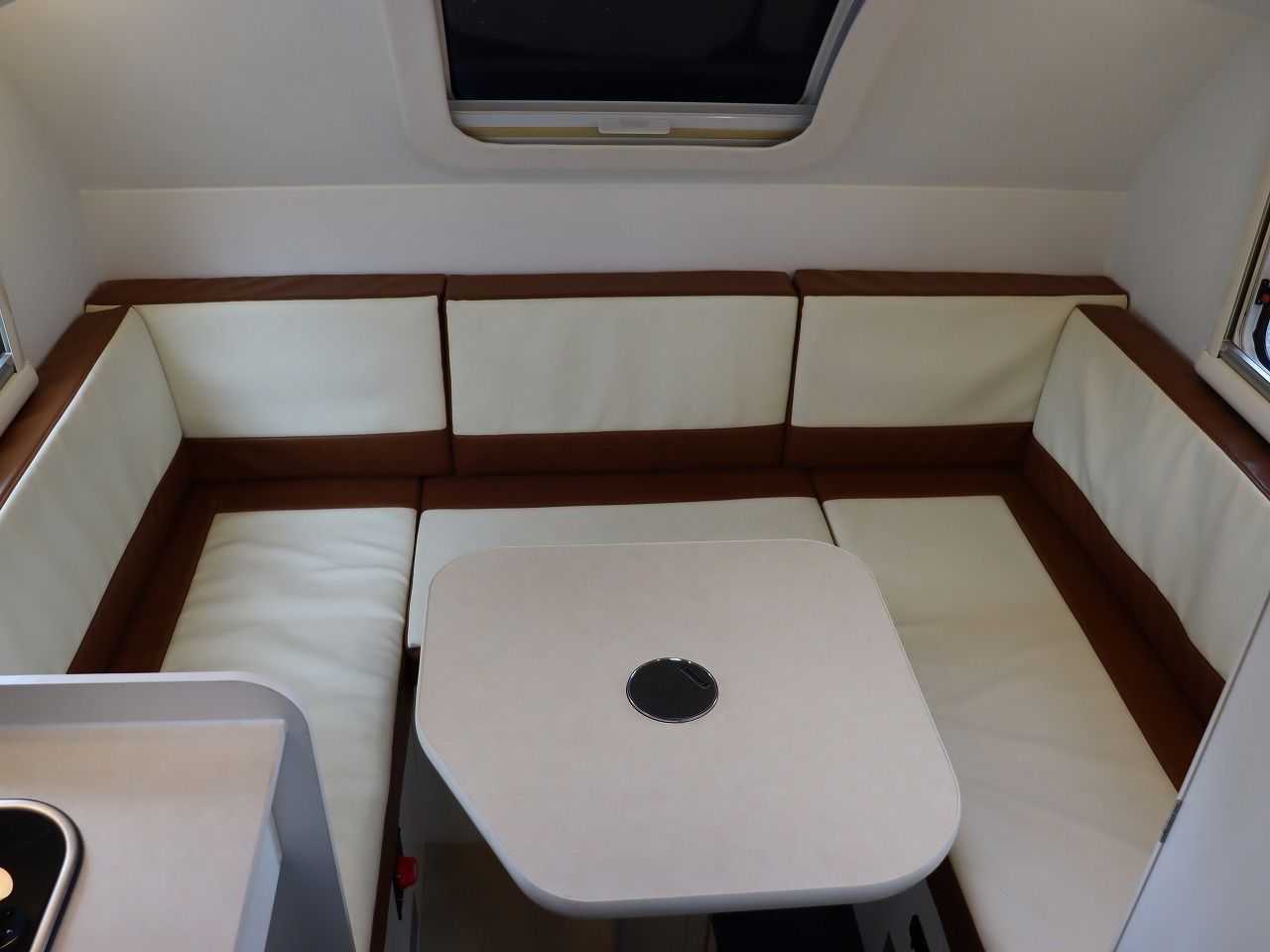 キャンピングカートレーラー