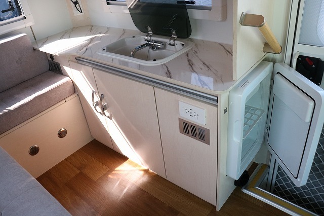 キャンピングカー軽キャンパー