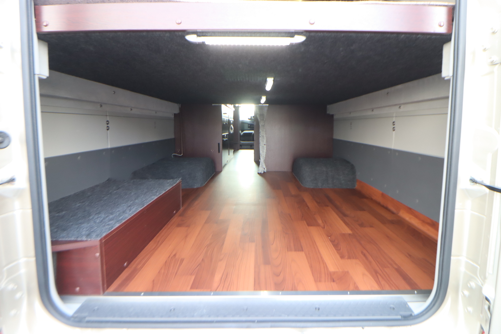 キャンピングカーバスコン