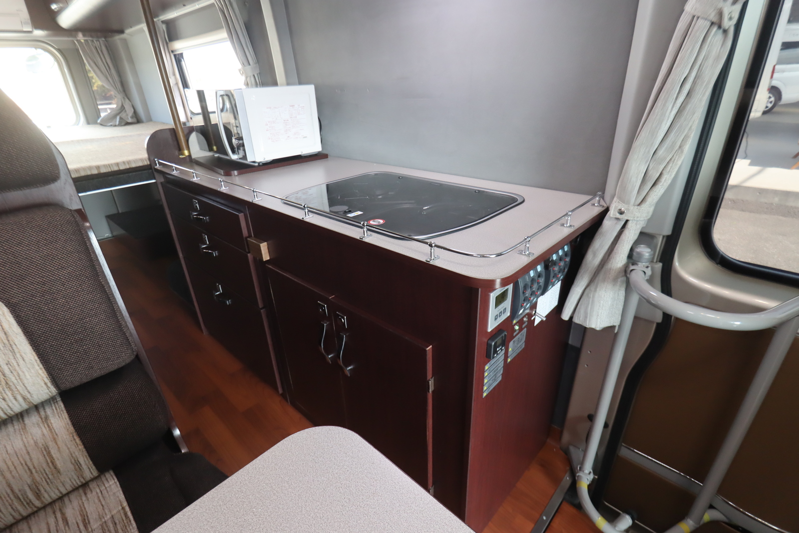 キャンピングカーバスコン