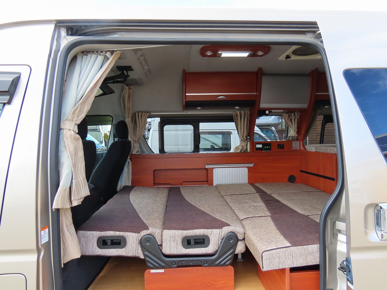 キャンピングカーバンコン