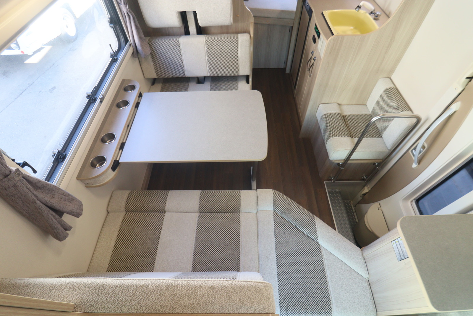 キャンピングカーキャブコン