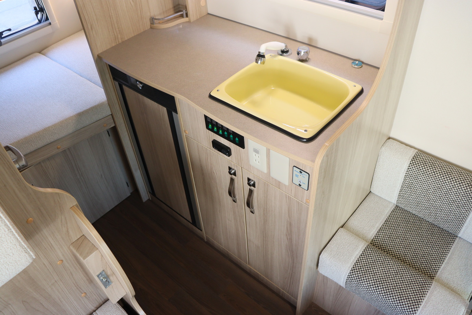 キャンピングカーキャブコン