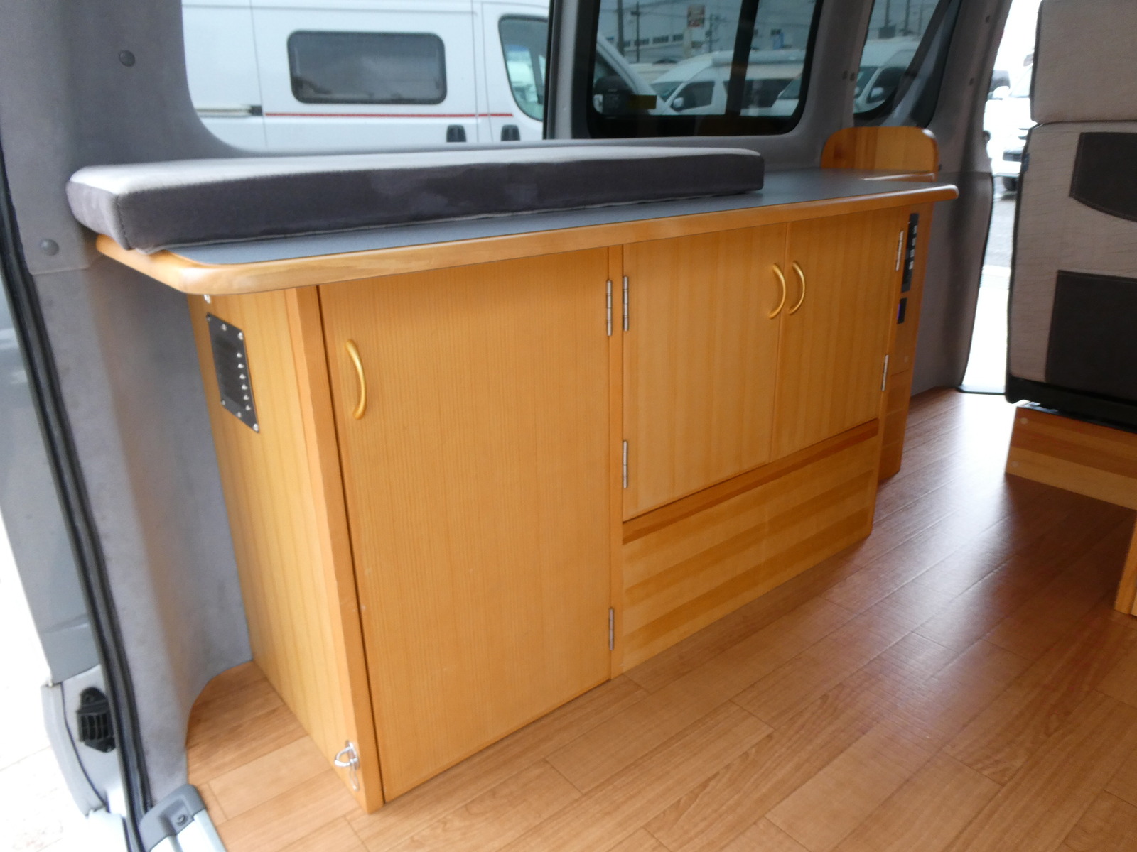 キャンピングカーバンコン