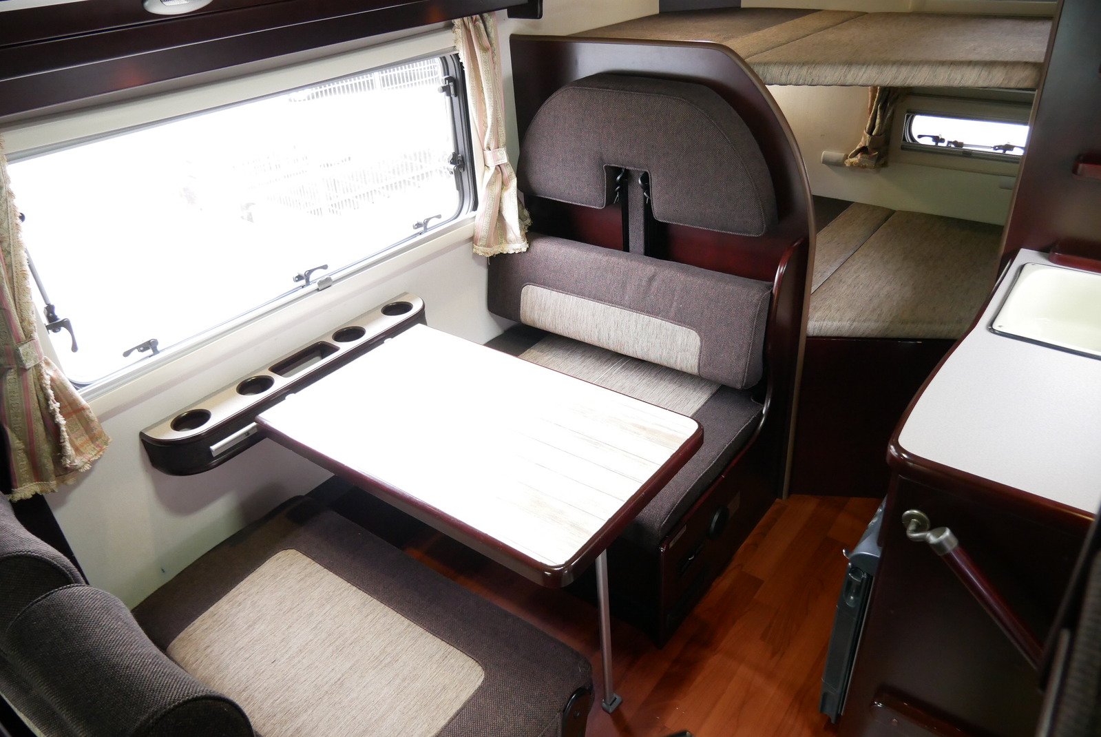 キャンピングカーキャブコン