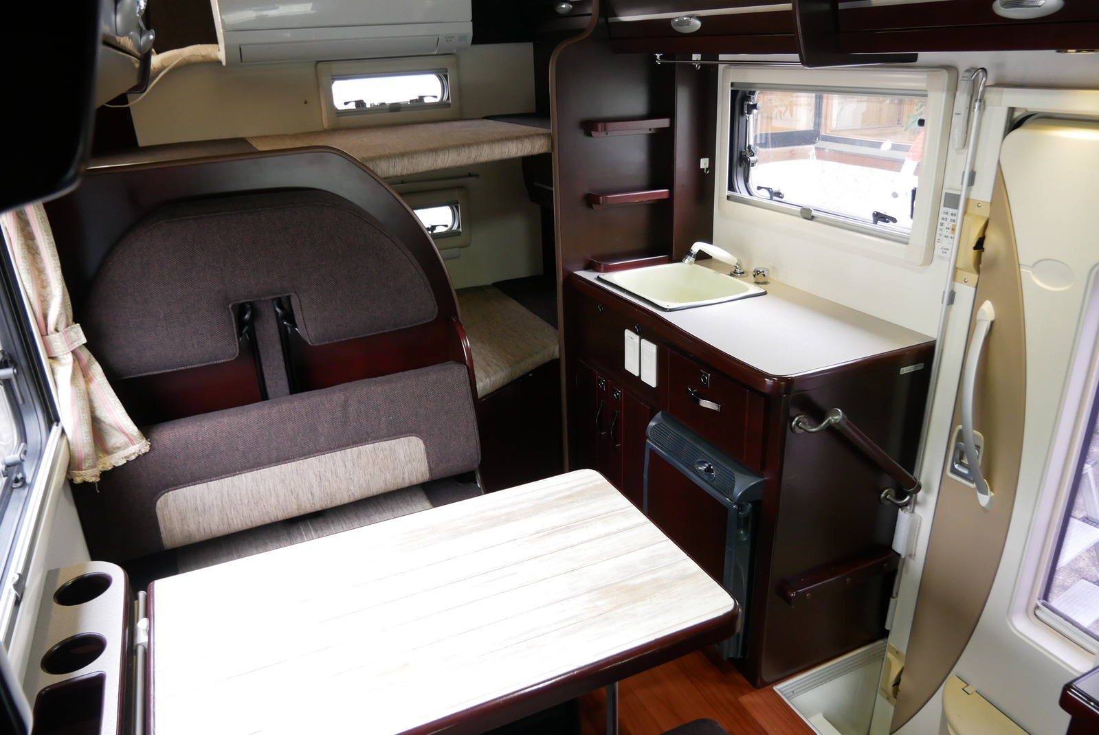 キャンピングカーキャブコン